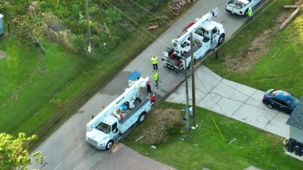 Letecký Pohled Elektrikáře Opravující Poškozené Vedení Hurikánu Příměstské Oblasti Floridy — Stock video