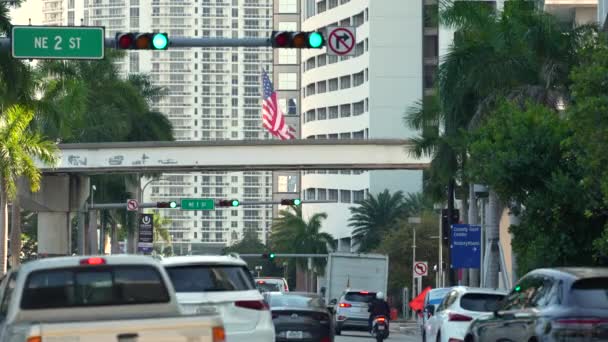 Amerikaanse Straat Met Rijdende Auto Kruispunt Met Verkeerslichten Miami Florida — Stockvideo
