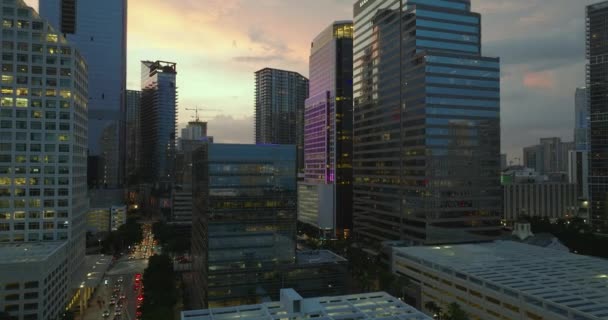 位于美国佛罗里达州迈阿密布里克尔市区的混凝土和玻璃摩天大楼在夜间从上面看 拥有商业金融区的美国大都市 — 图库视频影像