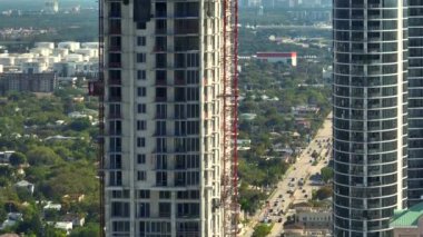 Yüksek konutlu inşaat alanındaki vinçler kaldırılıyor. Miami 'de gayrimenkul geliştirme.