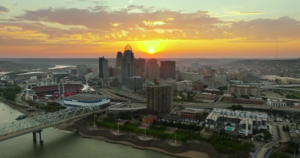 Downtown District Cincinnati Ohio Usa Ηλιοβασίλεμα Φωτισμένα Ψηλά Κτίρια Ουρανοξύστη — Αρχείο Βίντεο