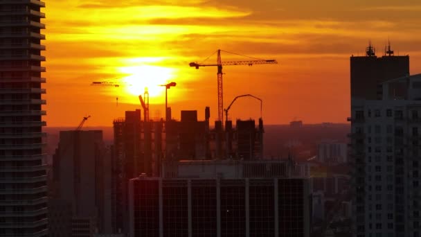 Turnul Ridicare Macarale Șantier Construcții Apartamente Rezidențiale Înalte Apusul Soarelui — Videoclip de stoc
