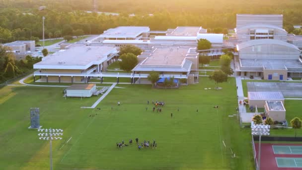 Openbare School Met Schoolkinderen Die American Football Spelen Campus Sportstadion — Stockvideo
