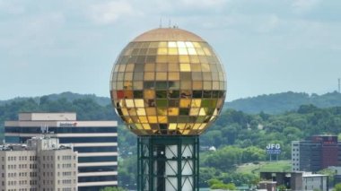 ABD 'nin Tennessee eyaletindeki Knoxville şehrinin şehir merkezi manzarası. Dünya Fuar Parkı 'nda güneş küresi ve modern Amerikan megapolis' inde yüksek gökdelen binaları..
