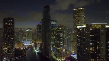 Florida, ABD 'nin Miami Brickell semtindeki yüksek gökdelen binalarının yukarıdan görüntüsü. Amerikan megapolis 'i ve geceleri finans bölgesi..