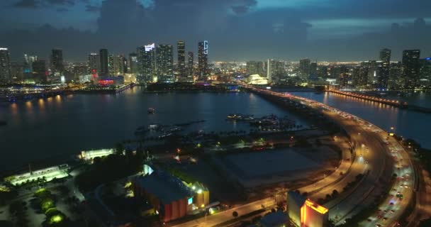 Silný Provoz Americkém Městě Širokém Dálničním Mostě Miami Floridě Noci — Stock video