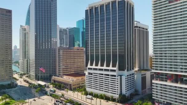美国佛罗里达州迈阿密Brickell市区的城市景观 现代美国大都市的摩天大楼高耸的天际线 有车和轨道交通的街道 — 图库视频影像