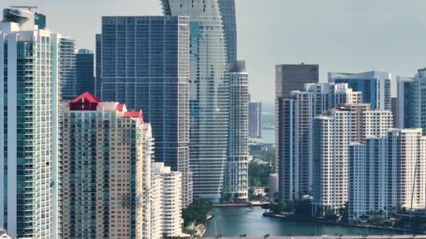米国フロリダ州マイアミブリックのダウンタウン地区にあるコンクリートとガラスの超高層ビルの上からの眺め 晴れた日にビジネス金融地区とアメリカのメガポリス — ストック動画
