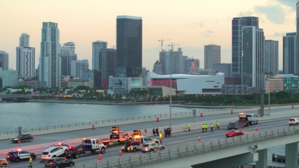 Personel Służb Ratowniczych Pojazdy Reagują Miejsce Wypadku Amerykańskiej Ulicy Miami — Wideo stockowe