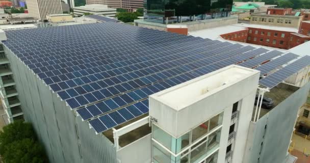 Zielona Energia Elektryczna Wytwarzana Paneli Słonecznych Zainstalowanych Jako Dach Zacieniony — Wideo stockowe