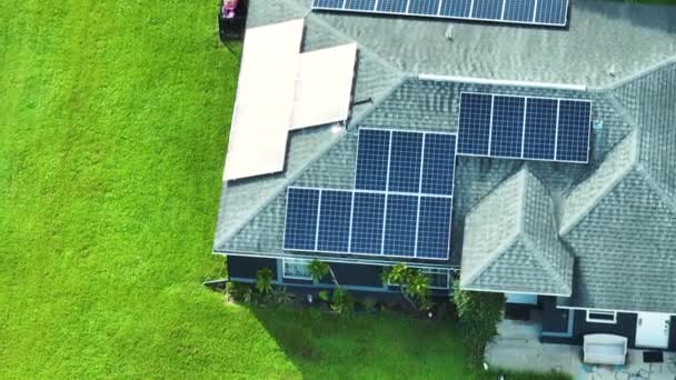 郊外の農村部できれいな生態系電気エネルギーの生産のための太陽光発電パネルで覆われた屋根を持つ標準的なアメリカの住宅 自律住宅の概念 — ストック動画