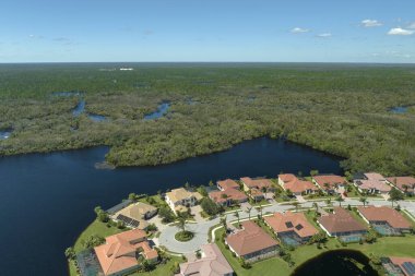 Etrafı Ian Kasırgası ile çevrili sel suları Florida yerleşim bölgesindeki evleri sarıyor. Doğal afetten sonra.