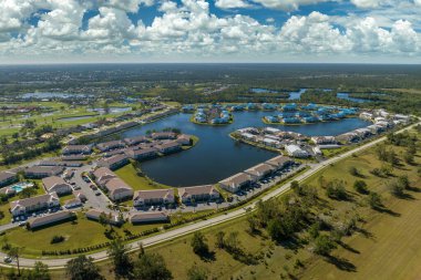 Kasırga hasarlı apartman çatıları, asfalt kiremitleri değişene kadar yağmur suyuna karşı koruyucu plastik muşamba ile kaplı. Doğal afetten sonra.