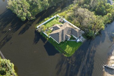 Florida yerleşim bölgesindeki kasırga sonrası evlerin etrafını su basmış. Doğal afetin sonuçları..