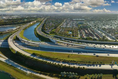ABD ulaşım altyapısının üstünden bak. Miami, Florida 'da hızlı araba ve kamyonlarla Amerikan otoyolunun kesiştiği yer..