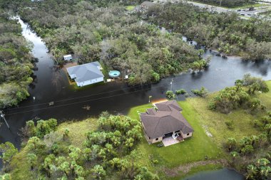 Doğal afet sonrası. Etrafı Ian Kasırgası ile çevrili sel suları Florida yerleşim bölgesindeki evleri sarıyor.