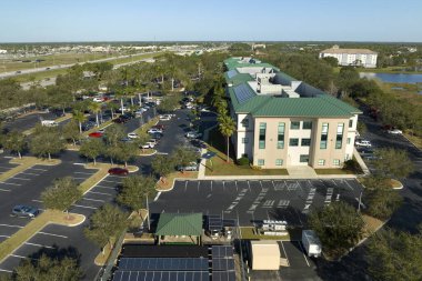 Temiz ekolojik elektrik enerjisi üretmek için güneş fotovoltaik panellerle donatılmış arka bahçe tesisi. Özerk konut kavramı.