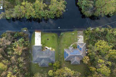 Doğal afet sonrası. Florida yerleşim bölgesinde kasırga yağışı ile sel basmış evler.