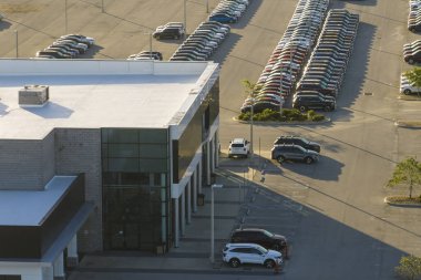 Satılık bir sürü yeni arabasıyla bayilik otoparkının havadan görüntüsü. Amerikan otomotiv endüstrisinin gelişimi.