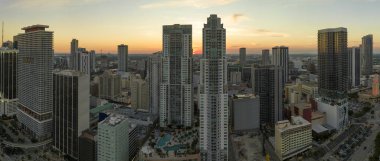 Gün batımında ABD 'nin Florida kentindeki Miami Brickell semtindeki beton ve cam gökdelen binalarından görüntü. Amerikan megapolis 'i ve karanlık çöktüğünde finans bölgesi.