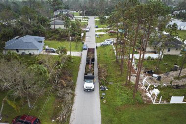 Ian Kasırgası 'nın özel kurtarma kamyonunun hava görüntüsü Florida banliyö sokaklarından bitki kalıntıları topluyor. Doğal afetlerin sonuçlarına katlanmak.