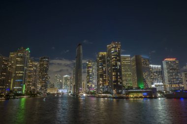 Florida, ABD 'de Miami Brickell şehir merkezinin hava görüntüsü. Modern Amerika 'nın orta kesimindeki parlak gökdelen binaları.