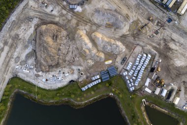 Amerikan banliyölerinde inşaat malzemeleri olan bir inşaat alanı. Konutların büyük gelişim alanının havadan görünüşü. ABD 'de emlak piyasası.