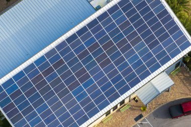 Florida 'daki ticaret merkezinin güneş çatısı. Şehir bölgesinde temiz ekolojik elektrik enerjisi üretmek için fotovoltaik paneller. Özerk yapı kavramı.