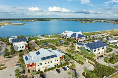Florida 'nın sürdürülebilir ticaret merkezindeki güneş çatıları. Şehir bölgesinde temiz ekolojik elektrik enerjisi üretmek için fotovoltaik paneller. Özerk yapı kavramı.