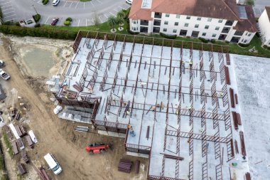 Fort Myers, Florida 'da birçok işçi ve ekipmanla inşaat alanında. Ticari gelişimde ağır iş gücü.