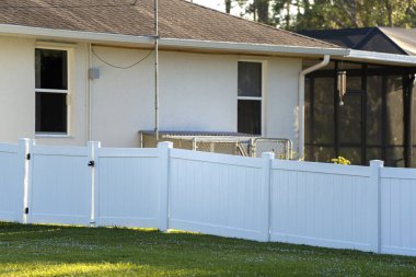 Arka bahçe koruması ve mahremiyet için beyaz plastik çit.