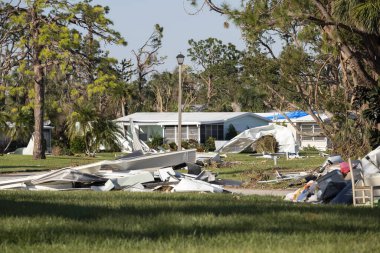 Florida 'daki seyyar evlerde bulunan kasırga banliyö evleri tarafından yok edilmiş. Doğal afetin sonuçları..