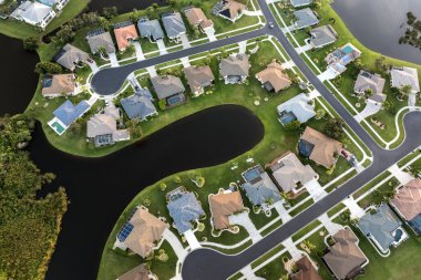 Düşük yoğunluklu özel evler. Sarasota, Florida 'nın dışındaki lüks banliyö evleri olan yerleşim yerlerinde kırsal sokaklar çıkmaz sokak..