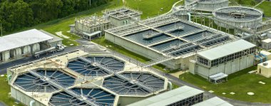 Kentsel atık su arıtma tesisindeki modern su temizleme tesisinin havadan görüntüsü. İstenmeyen kimyasalların, askıya alınmış katı maddelerin ve gazların kirlenmiş sıvılardan çıkarılması süreci.