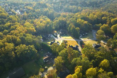 Güney Carolina yerleşim bölgesindeki klasik Amerikan evlerinin havadan görünüşü. ABD 'nin banliyölerinde emlak gelişimine örnek olarak yeni aile evleri.