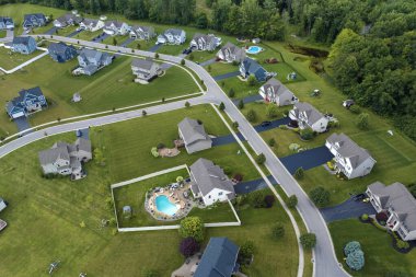 Düşük yoğunluklu iki katlı özel evler Rochester, New York 'un dışındaki kırsal yerleşim yerlerinde. Büyük arsa büyüklüğünde lüks banliyö evleri ve yaz mevsiminde yeşil çimenli çimenler.