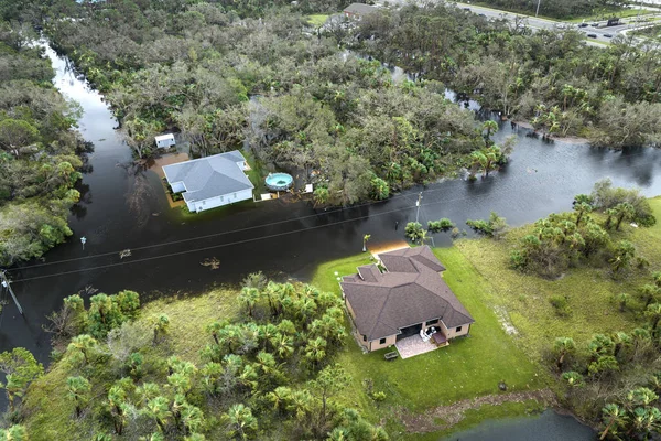 Doğal afet sonrası. Etrafı Ian Kasırgası ile çevrili sel suları Florida yerleşim bölgesindeki evleri sarıyor.