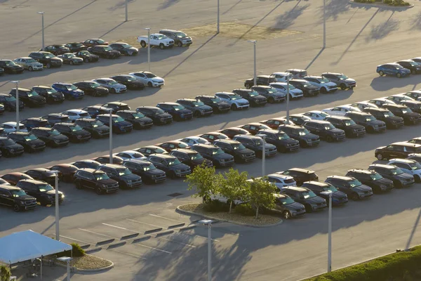 Satılık bir sürü yeni arabası olan büyük bir otopark satıcısı. Amerikan otomotiv endüstrisinin geliştirilmesi ve üretilen araç konseptinin dağıtımı.