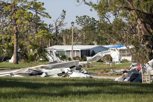 Florida 'daki seyyar evlerde bulunan kasırga banliyö evleri tarafından yok edilmiş. Doğal afetin sonuçları..