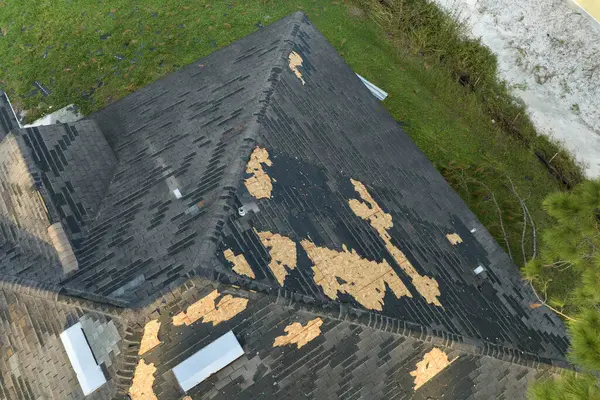Telhado Casa Danificado Com Telhas Desaparecidas Após Furacão Ian Flórida Imagens De Bancos De Imagens