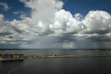 Şiddetli fırtına Punta Gorda ve Port Charlotte 'u Barış Nehri' ne bağlayan trafik köprüsüne yaklaşıyor. Florida 'da yağmur mevsiminde araba kullanmak için kötü hava koşulları.