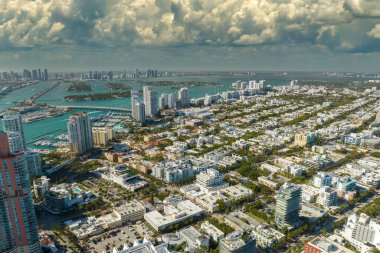 Yüksek lüks otelleri ve apartmanları olan Miami Beach City. Güney Florida, ABD 'de yüksek açılı turizm altyapısı.