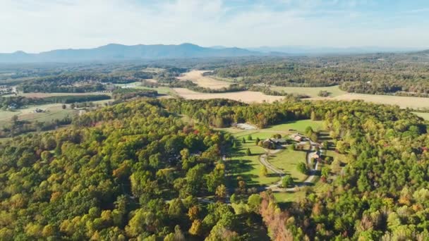 Kuzey Carolina Kırsalında Çiftlik Arazileri Sık Ormanlarla Çevrili Pahalı Bir — Stok video