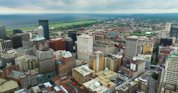 Flygfoto Över Centrala Delen Staden Cleveland Ohio Usa Höga Skyskrapor — Stockvideo