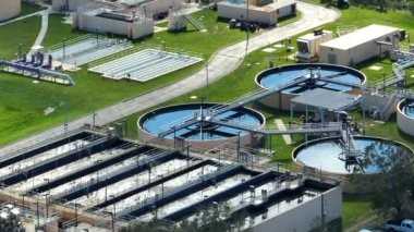 Şehrin atık su temizleme tesisindeki su arıtma fabrikasının havadan görüntüsü. İstenmeyen kimyasalların, askıya alınmış katı maddelerin ve gazların kirlenmiş sıvılardan çıkarılması süreci.