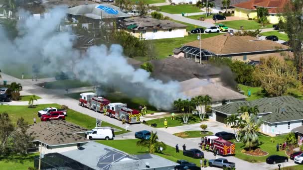 Płonący Dom Mieszkalny Ogniu Dymem Płomieniami Strażakami Gaszącymi Tym Jak — Wideo stockowe