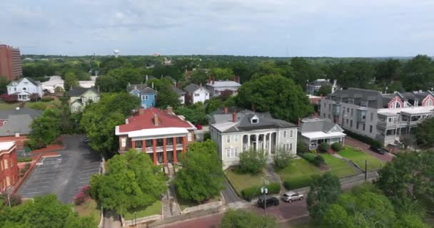 美国南部古老的历史性城市建筑 从上面俯瞰佐治亚州马肯的维多利亚式豪宅和街道 — 图库视频影像