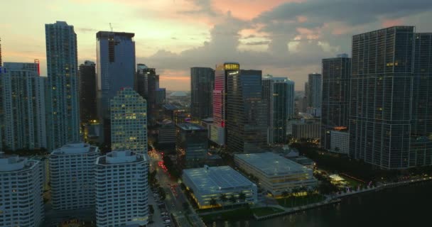 美国佛罗里达州迈阿密Brickell市中心办公区的夜景 现代美国大都市的高级海滨商业和住宅摩天大楼 — 图库视频影像