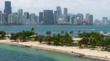 Florida 'da Miami Brickell, ABD ve Hobie Island Beach' te tatilde eğlenen insanlarla birlikte. Şehir merkezindeki beton ve cam gökdelen binaların görüntüsü.