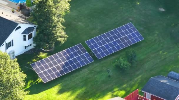 Сонячні Фотоелектричні Панелі Встановлені Автономній Рамі Задньому Дворі Отримання Чистої — стокове відео
